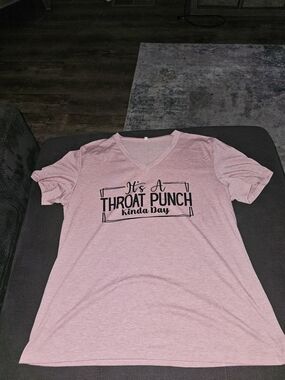 Graphic V-Neck Tee "It's A Throat Punch Kinda Day" - Light Pink